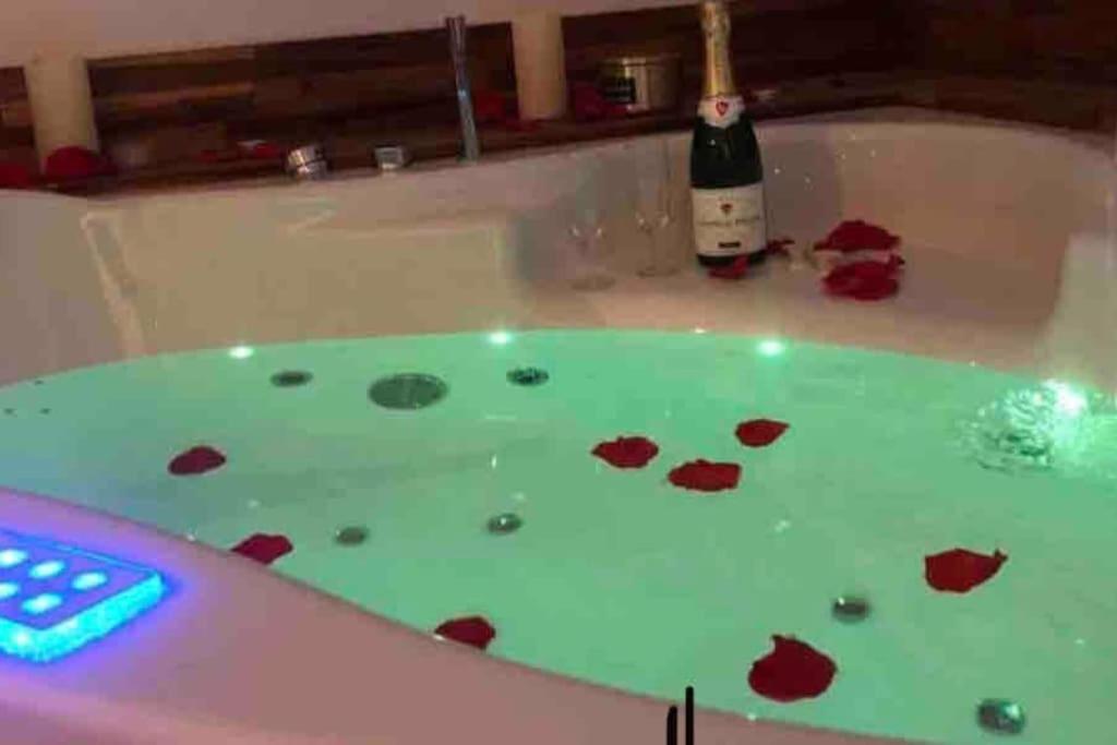 Sejour Detente Au Coeur De Macon Spa,Cine,Bouteille Offerte Eksteriør billede